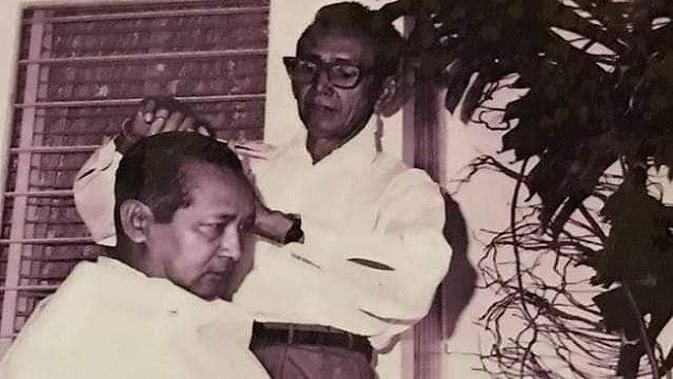 Siti Hediati Soeharto mengunggah potret saat almarhum ayahnya sedang dicukur (Dok.Instagram/@titiksoeharto/https://www.instagram.com/p/BzHaDMulh0v/Komarudin)