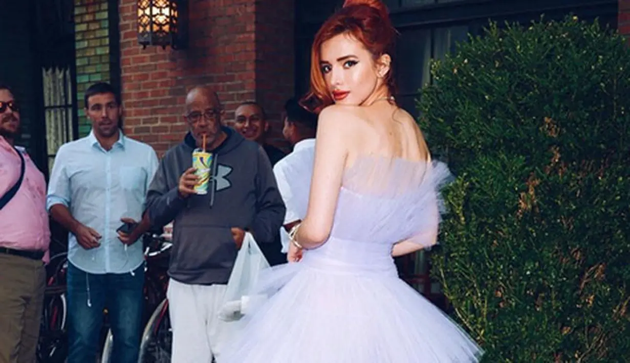 Bicara soal penampilan vulgar nampaknya bukan hal asinglagi bagi Bella Thorne. Wanita berusia 19 tahun ini seringkali dikabarkan memamerkan bentuk tubuhnya yang seksi di berbagai kesempatan. (Instagram/bellathorne)