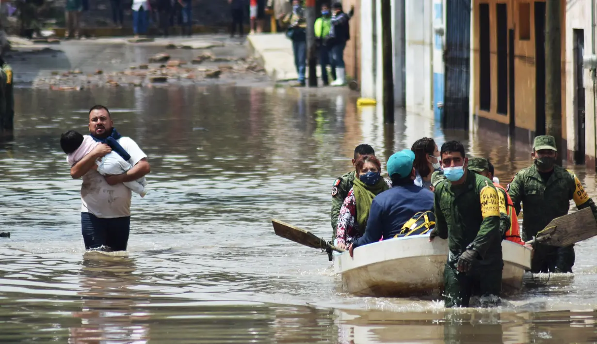 Anggota Angkatan Darat Meksiko mengevakuasi pasien Rumah Sakit IMSS di Tula de Allende, negara bagian Hidalgo, Meksiko (7/9/2021).  Sedikitnya 16 pasien meninggal setelah banjir melanda sebuah rumah sakit di Meksiko tengah dan mengganggu pasokan listrik, kata pihak berwenang. (AFP/Francisco Villeda)