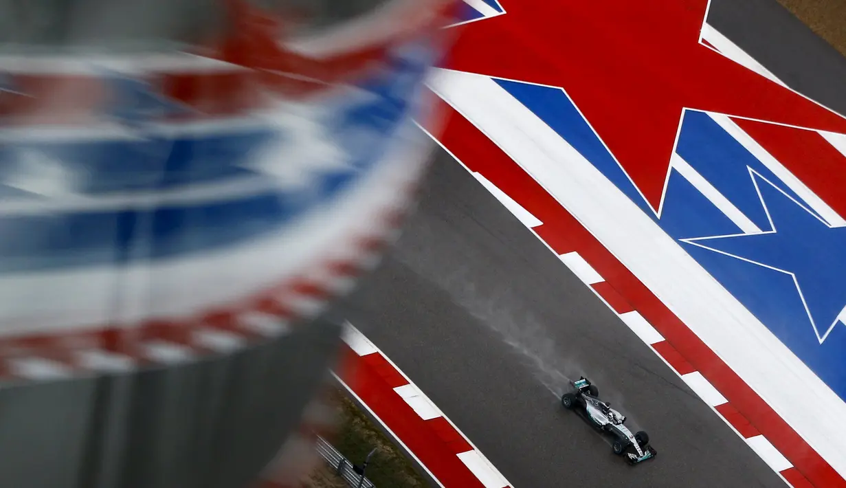 Pebalap Mercedes GP, Lewis Hamilton saat beraksi dalam F1 GP AS di Sirkuit The Americas, Austin, AS, Senin (26/10/2015) dini hari WIB. (Reuters/Mike Stone)