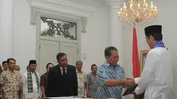 Jokowi berjabat tangan dengan Dirjen Sumber Daya Air (SDA) Kementerian PU usai penandatangan kerjasama pembebasan lahan untuk normalisasi Kali Pasanggrahan, Balai Kota, Jakarta, Jumat (30/5/2014) (Liputan6.com/Herman Zakharia).