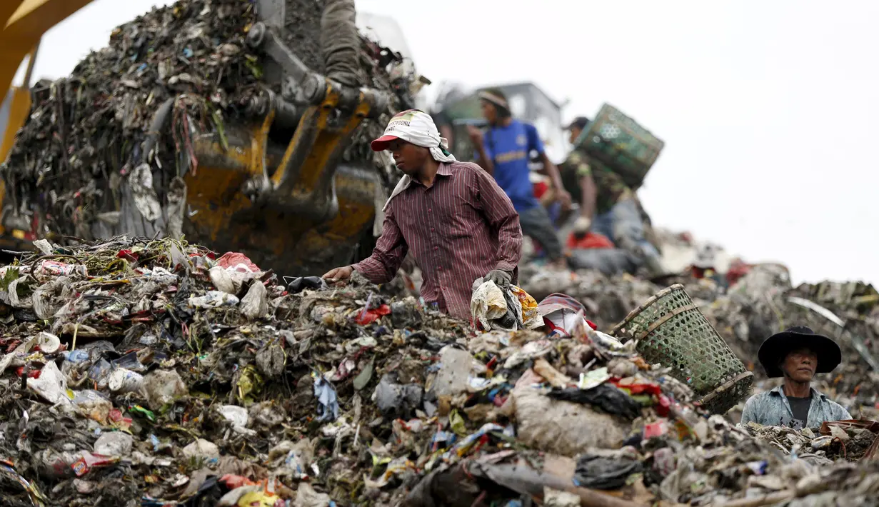 Tumpukan sampah di TPA Bantar Gebang di Bekasi, (2/3). Jakarta menampung lebih dari 6.000 ton sampah setiap harinya. (REUTERS / Darren Whiteside)