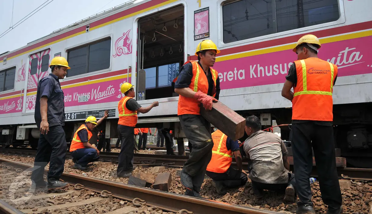 Petugas mengevakuasi gerbong kereta yang anjlok di jalur kereta api manggarai, Jakarta, Selasa (27/10/2015). Perjalanan kereta dari Jatinegara yang menuju Manggarai dihentikan sementara. . (Liputan6.com/Gempur M Surya)