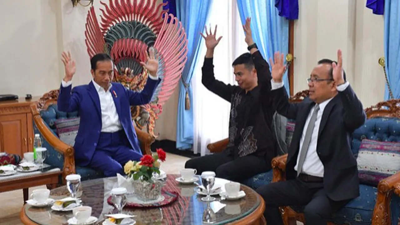 7 Potret Jokowi Semangat Belajar Bahasa Isyarat untuk Pembukaan Asian Para Games 2018