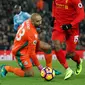 Penyerang Liverpool, Daniel Sturridge berusaha melewati kiper Stoke City, Lee Grant pada pertandingan Liga Inggris di Anfield, Liverpool, (28/12). Liverpool menang telak atas Stoke dengan skor 4-1. (Reuters/Carl Recine)