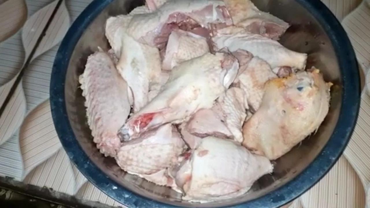 <b>1. Potong Daging Bebek</b>