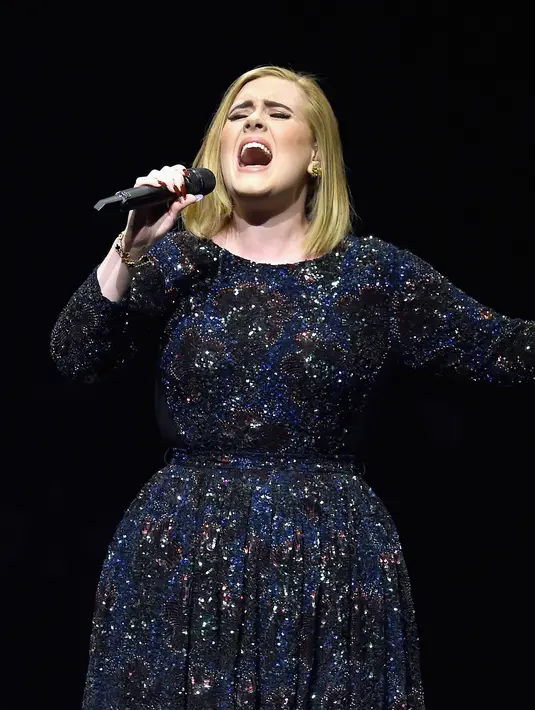 Sehati dengan publik di penjuru dunia, tampaknya Adele juga merasakan kesedihan yang mendalam terkait berita ini. Terbukti, Adele tampil di malam itu tidak menyanyi sesuai dengan daftar lagu yang sudah dipersiapkan sebelumnya. (AFP/Bintang.com)
