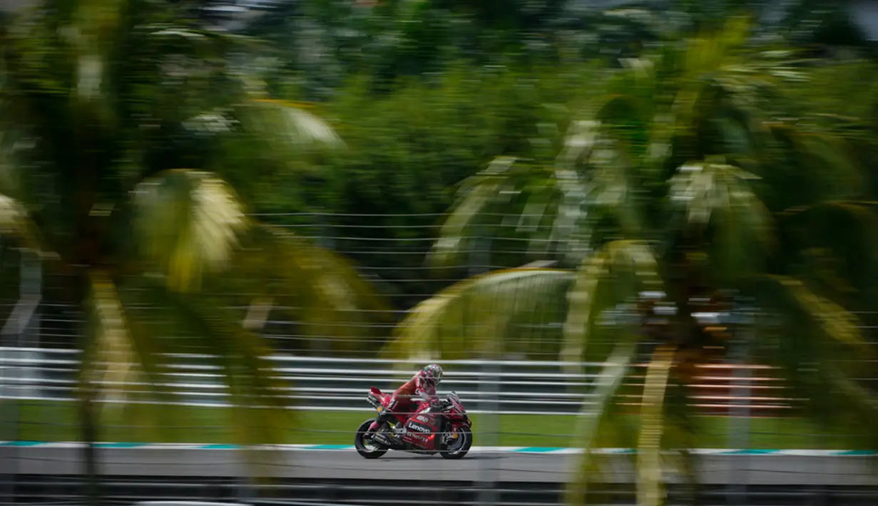 Dia disusul oleh Alex Marquez yang merebut posisi dua. Sedangkan Francesco Bagnaia berhasil kunci posisi ketiga setelah asapi Jorge Martin beberapa kali. (AP Photo/Vincent Thian)
