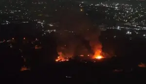 Kebakaran terjadi di Gudang Amunisi Artileri Medan (Armed) TNI di perbatasan antara Kota Bekasi, dan Kabupaten Bogor Jawa Barat, Sabtu malam (30/3/2024). (Foto: Tangkapan layar dari akun Instagram @fritzdby).