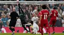 Liverpool harus bermain dengan sembilan pemain sejak menit ke-69 setelah Diogo Jota menerima kartu kuning kedua. Tottenham mencetak gol kemenangan di masa injury time babak kedua melalui gol bunuh diri bek Joel Matip yang salah menghalau umpan silang dari Pedro Porro. Tottenham menang 2-1. (AP Photo/Alberto Pezzali)