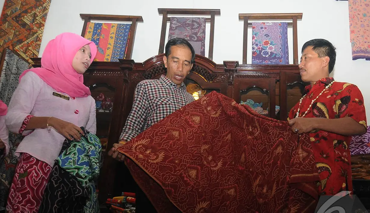 Jokowi sedang melihat sekaligus mengecek kualitas kain batik yang akan dibelinya, Cirebon, Jawa Barat , Rabu (18/6/2014) (Liputan6.com/Herman Zakharia).
