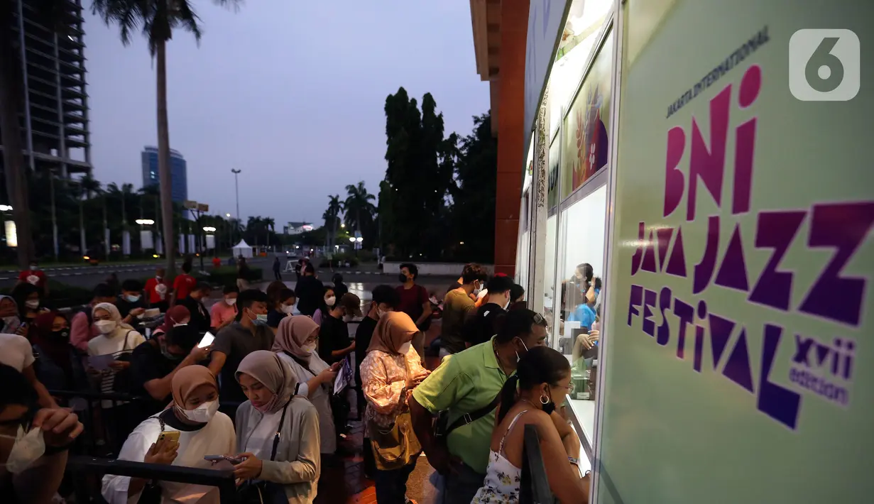 <p>Suasana warga saat Perhelatan Jakarta Internasional BNI Java Jazz Festival (BNIJJF2022), di JiExpo Kemayoran, Jakarta Pusat, Jumat (27/5/2022). Perhelatan itu akan diselenggarakan selama tiga hari sampai Minggu, 29 Mei 2022. (Liputan6.com/Johan Tallo)</p>