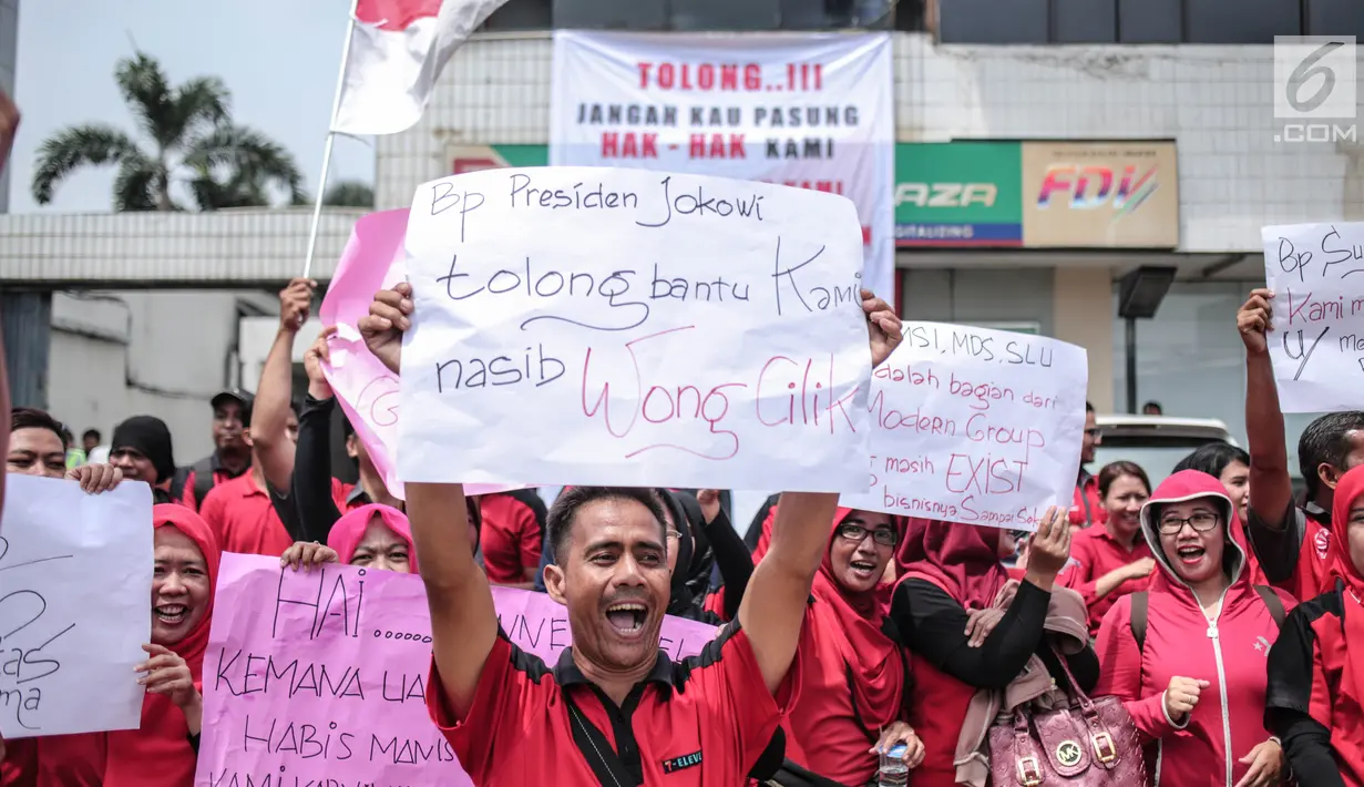 Puluhan mantan karyawan 7-Eleven (Sevel) menggelar demonstrasi di Jakarta, Selasa (26/9). Massa yang tergabung dari Serikat Pekerja Sevel Indonesia itu datang dengan mengenakan seragam kerjanya yang berkelir merah dan hitam. (Liputan6.com/Faizal Fanani)