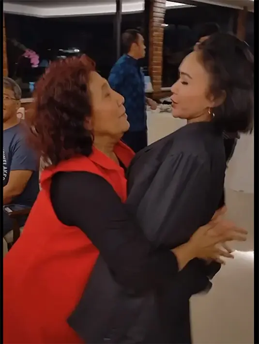 "Melepas rindu bersama ibu @susipudjiastuti115 @silalahirosi & teman" lain 🤍,"  tulis Yuni Shara sebagai keterangan videonya. [Instagram/susipudjiastuti115]