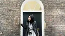 Tampil modis, mix and match dress favorit kamu dengan leather jacket dan knee length boots warna hitam. (Instagram/dianpelangi).
