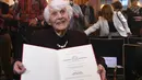 Seorang perempuan, Ingeborg Rapoport (102 tahun) saat menunjukkan sertifikat doktornya yang baru diterimanya di rumah sakit UKE di Hamburg, Jerman, Selasa (9/6/2015). (REUTERS/Fabian Bimmer)
