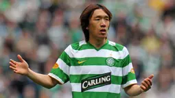 Shunsuke Nakamura merupakan pemain Asia lainnya yang masuk dalam nominasi Ballon d'Or tahun 2007. Nakamura memiliki andil membawa Glasgow Celtic menjuarai Liga Skotlandia dan Piala Skotlandia. Selain itu, ia juga mampu tampil apik di Piala Asia 2007 bersama Jepang. (AFP/Paul Ellis)