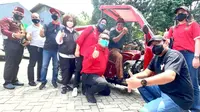 PDIP menyerahkan gerobak motor didistribusikan untuk wilayah di Pejaten Timur jalan Gunuk II dan di Hutan Kota Sangga Buana, Lebak Bulus. (Foto: Dokumentasi PDIP).