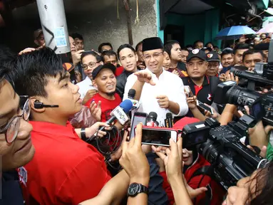 Cagub DKI Jakarta nomor 3, Anies Baswedan memberi keterangan saat memantau pemilihan ulang di TPS 29, Kampung Pulo, Kalibata, Jakarta Selatan, Minggu (19/2). Sebanyak 512 DPT di kelurahan tersebut terpaksa melakukan PSU. (Liputan6.com/Helmi Afandi)