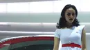 Kiprah para perempuan berparas cantik selalu menyegarkan tiap pameran otomotif digelar.