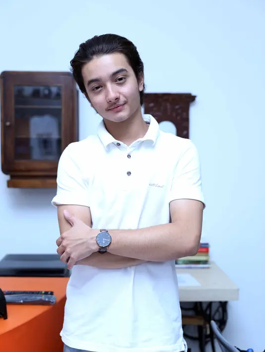 Bukan hal yang mudah bagi penyanyi yang juga pemeran Adam dalam sinetron Anak Jalanan itu saat harus berganti-ganti peran dari antagonis ke portagonis. Butuh penyesuaian terlebih dulu. (Nurwahyunan/Bintang.com)