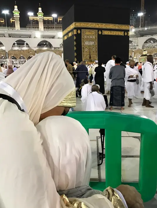 "Alhamdulillah bisa tawaf tanpa kursi roda.. Sakit bukan halangan memenuhi panggilanMu.." tulis Julia Perez dalam laman Instagram yang mendapatkan keajaiban saat di Tanah Suci.(Instagram/juliaperrezz)