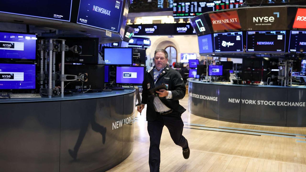 Wajah Cemas Trader Kala Wall Street 'Kebakaran' Imbas Kebijakan Tarif Imbal Balik Donald Trump