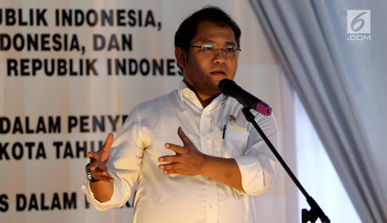 Menkominfo Rudiantara memberi sambutan saat acara Deklarasi Internet Bebas Hoax dalam Pilkada 2018, Jakarta, Rabu (31/1). Dalam kegiatan ini ditandatangani nota kesepakatan aksi antara Bawaslu, Kemkominfo dan KPU. (Liputan6.com/Johan Tallo)