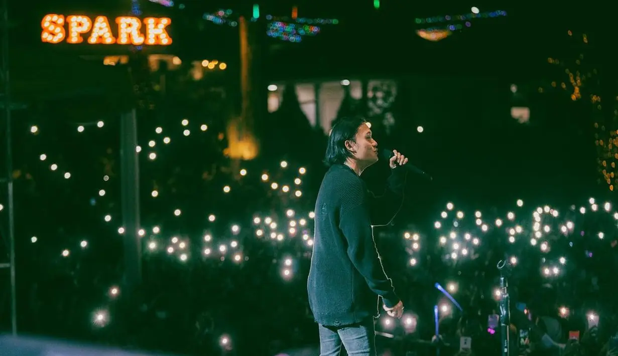 Penyanyi Rizky Febian menggungah aksinya di atas panggung saat tampil pada konser Acara Grand Opening SPARK, Samarinda, Sabtu (2/7/2022) malam. Terimakasih Bubuhanya SAMARINDA  tulis Iky di caption akun miliknya. (Instagram/rizkyfbian)