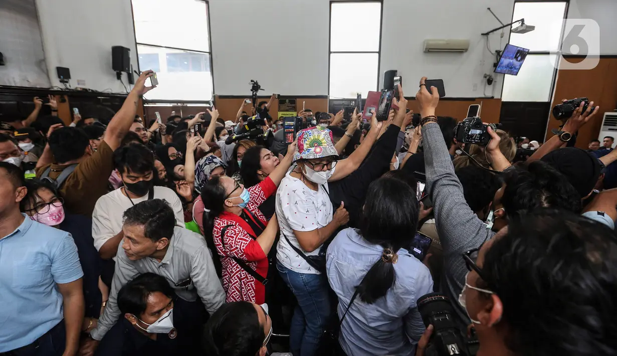 Para pendukung Richard Eliezer Pudihang Lumiu memadati Pengadilan Negeri Jakarta Selatan untuk menyaksikan langsung sidang vonis kasus pembunuhan Brigadir Yosua Hutabarat di Pengadilan Negeri Jakarta Selatan, Rabu (15/2/2023). Eliezer menembak ke Brigadir J sebanyak 5 kali. Bagian tubuh Brigadir J adalah bagian Dada dan lengan. Lima tembakan yang dilesatkan oleh Bharada E, dua peluru yang mengenai Brigadir J. (Liputan6.com/Johan Tallo)
