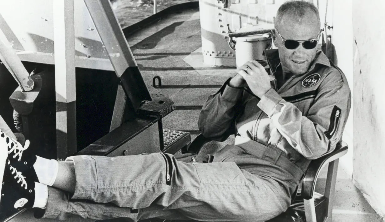 John Glenn bergabung di NASA tahun 1958 dan berhasil menyabet titel sebagai warga AS pertama yang mengorbit Bumi tiga kali selama di dalam penerbangan durasi empat jam, 55 menit, dan 23 detik pada 1962 dalam misi Friendship 7. (Courtesy NASA/ REUTERS )