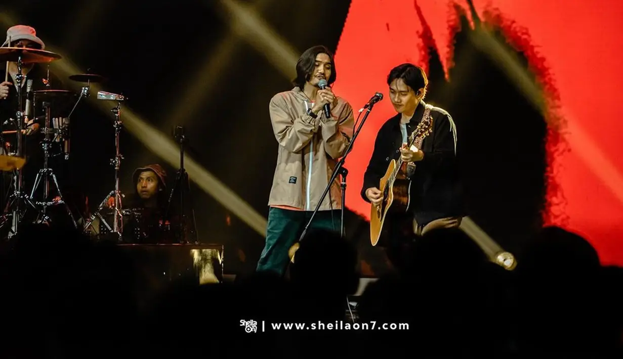 <p>Bagaimana tidak akrab, rupanya Elang bergabung sebagai gitaris kedua sekaligus gitaris akustik untuk Sheila On 7 sejak tahun 2022. Pria kelahiran 4 April 1994 itu juga sempat menjadi gitaris utama Sheila On 7 sementara waktu selama Eross Candra 'cuti' ke Amerika. (Liputan6.com/IG/@elangnuraga)</p>
