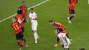 Timnas Kanada berpeluang unggul saat laga baru berlangsung sembilan menit usai wasit memberikan hadiah penalti akibat handball pemain Timnas Belgia, Yannick Carrasco di dalam kotak penalti. (AP/Ariel Schalit)