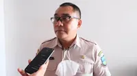 Kepala Badan Penanggulangan Bencana Daerah (BPBD) Kabupaten Garut, Satria Budi memberikan penjelasan mengenai ancaman bencana alam selama mudik lebaran 2023. (Liputan6.com/Jayadi Supriadin)