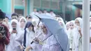 Postur tubuh Nissa Sabyan yang terbilang pendek justru membuatnya mudah berbaur dengan murid. Tak sedikit netizen yang menyebut Nissa Sabyan masih cocok jadi pelajar. (Liputan6.com/IG/nissa_sabyan)