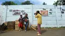 Anak-anak belajar memotret dengan kamera DSLR saat kegiatan pameran Lensa Anak Terminal di Sekolah Master, Depok, Jawa Barat, Rabu  (8/2/2023). Pameran 170 karya foto dari 12 anak-anak terminal di kawasan tersebut merupakan hasil pembelajaran bersama Komunitas Lensa Anak Terminal dan berlangsung  hingga 12 Februari 2023. (merdeka.com/Arie Basuki)