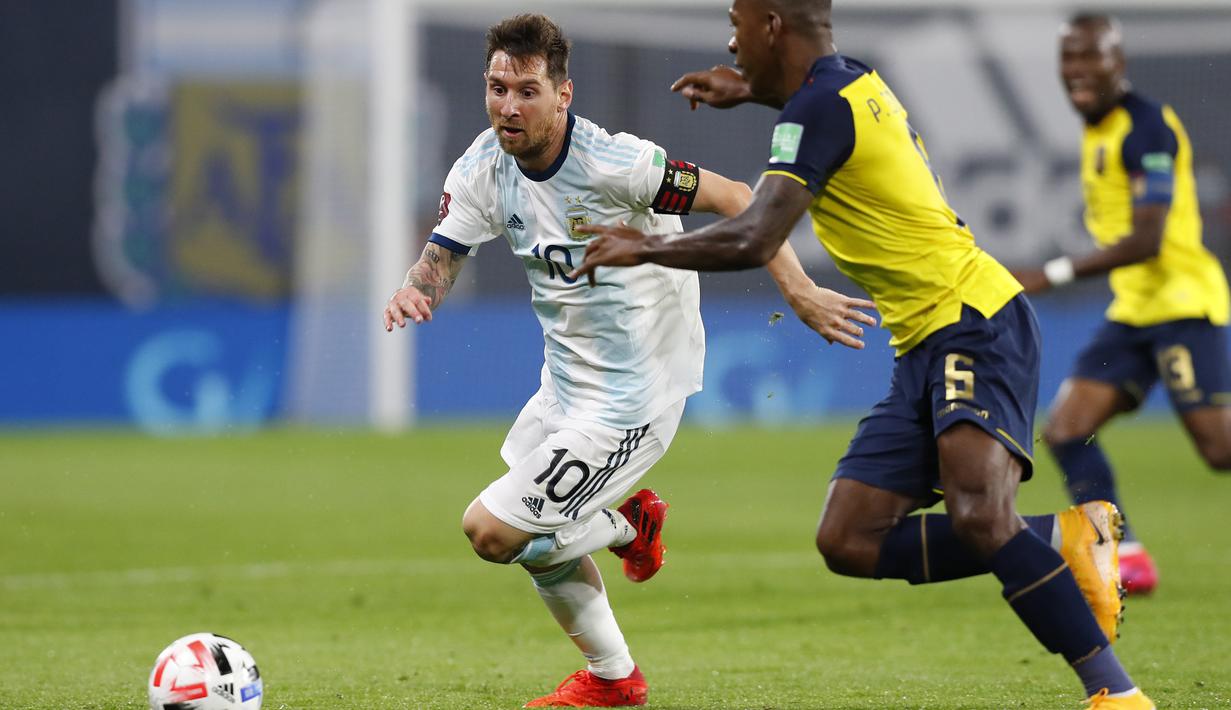 Penyerang Argentina, Lionel Messi, berebut bola atas dengan bek Ekuador, Pervis Estupinan, pada laga kualifikasi Piala Dunia 2022 di Stadion Bombonera, Jumat (9/10/2020) pagi WIB. Argentina menang 1-0 atas Ekuador. (AFP/Agustin Marcarian/pool)