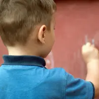 Menggambar di dinding bukanlah sebuah hal yang harus dikhawatirkan. (Foto: Unsplash/Kostiantyn Li)