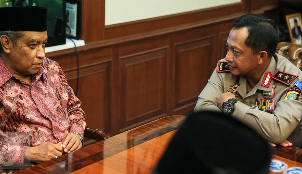 Ketum Pengurus Besar Nahdlatul Ulama, Said Aqil Siradj (kiri) berbincang dengan Kapolda Metro Jaya, Irjen Tito Karnavian di Kantor PBNU, Jakarta, (23/12). Kedatangan Kapolda membahas keamanan jelang Natal dan Tahun Baru 2016. (Liputan6.com/Faizal Fanani)