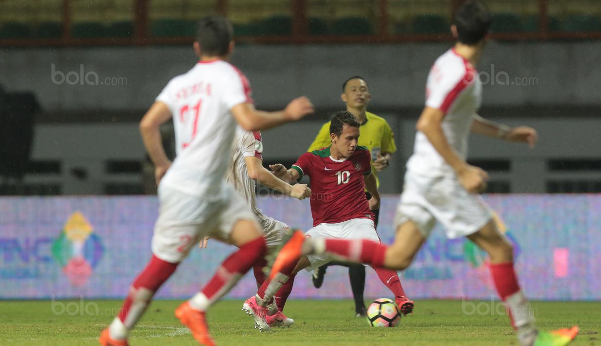 Aksi pemain Timnas Indonesia U-23, Egy Maulana Vikri mengecoh tiga pemain Suriah U-23 pada laga persahabatan di Stadion Wibawa Mukti, Bekasi, Rabu (16/11/2017). Indonesia kalah 2-3. (Bola.com/NIcklas Hanoatubun)