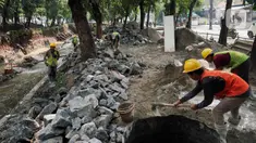 Pekerja menyelesaikan proyek perbaikan turap pada pecahan aliran Kali Ciliwung di kawasan Minangkabau, Jakarta, Rabu (11/6/2025). (Liputan6.com/Herman Zakharia)