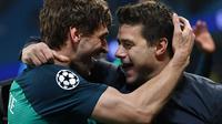 Fernando Llorente dan Mauricio Pochettino berpelukan merayakan keberhasilan ke semifinal Liga Champions setelah menyingkirkan Manchester City, Kamis dini hari WIB (18/4/2019). (AFP/Anthony Devlin)