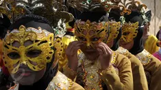 Para penari Topeng sebelum pentas di acara pembukaan kegiatan Muhammadiyah Expo 2015 di Monas Jakarta, Kamis (28/5/2015). Kegiatan tersebut merupakan rangkaian kegiatan pendukung Muktamar Muhammadiyah ke-47 . (Liputan6.com/Johan Tallo)