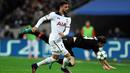 Pemain Tottenham Hotspur, Kyle Walker, berebut bola dengan pemain Bayer Leverkusen, Admir Mehmedi, dalam laga Grup E Liga Champions di Stadion Wembley, Kamis (3/11/2016) dini hari WIB. (Reuters/Dylan Martinez)