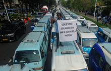 FOTO: Bondong-Bondong Datangi Balai Kota, Ratusan Sopir Angkutan Umum Demo Suarakan Ketidakadilan Manajemen Transjakarta dan Dishub