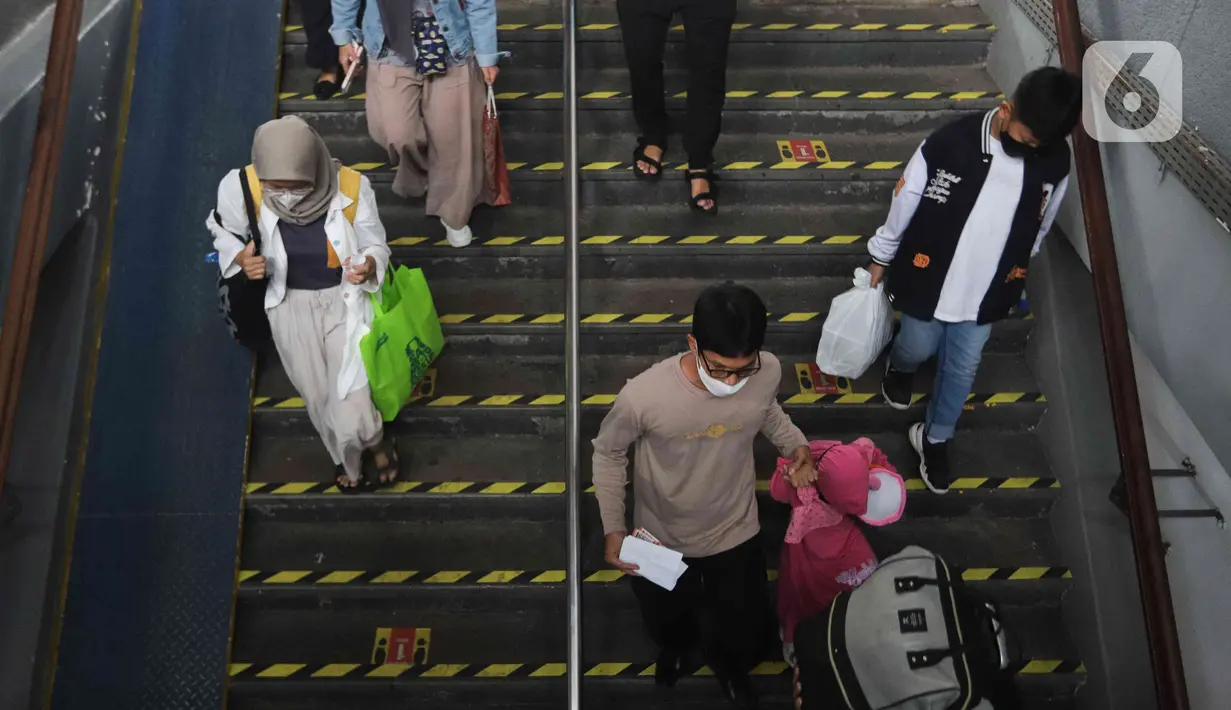 Sejumlah calon penumpang berjalan untuk memasuki rangkaian kereta api Airlangga di Stasiun Pasar Senen, Jakarta, Minggu (10/4/2022). PT KAI Daop 1 telah membuka pelayanan kereta api jarak jauh sebanyak 22 perjalanan dengan kapasitas penumpang 100 persen. (Liputan6.com/Herman Zakharia)