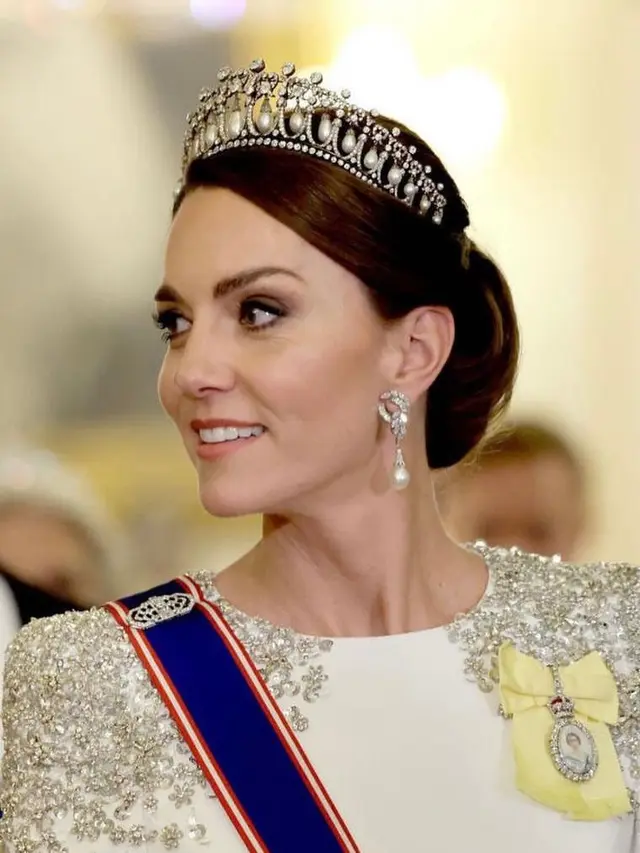 Kate Middleton kembali menggunakan anting mutara Diamond and South Sea pada acara perjamuan negara dalam kunjungan Afrika Selatan ke Kerajaan Inggris. (Instagram/@harpersbazaarus)