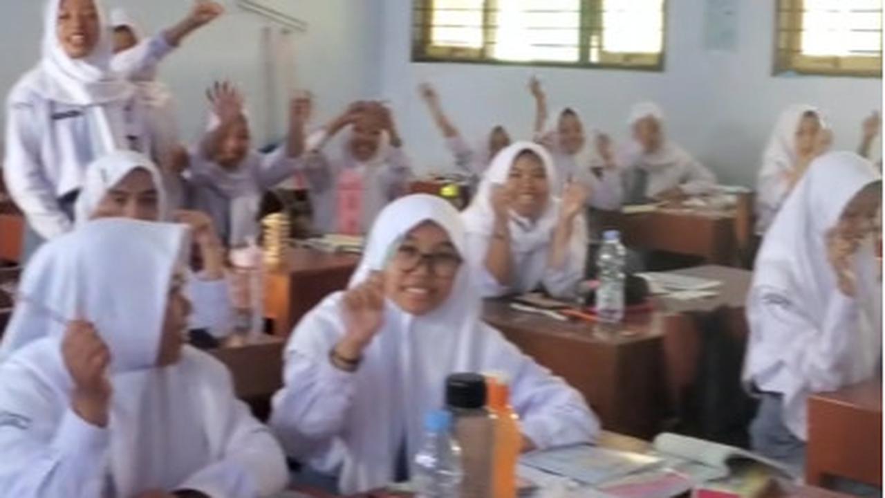 Dulu Dapat Kejutan Dari Teman Kelasnya, Aksi Siswa yang Kini Beri Hadiah Balik untuk Rekannya Ini Bikin Takjub