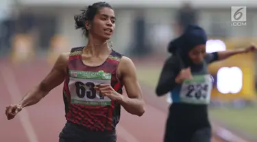 Atlet asal Maluku, Alvin Tehupeiory saat menyelesaikan lomba lari 100 meter putri senior Kejurnas Atletik U18, U20 dan Senior 2019 di Stadion Pakansari, Kab Bogor, Jumat (2/8/2019). Alvin Tehupeiory meraih posisi pertama dengan catatan waktu 11,64 detik. (Liputan6.com/Helmi Fithriansyah)