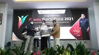 Komisaris Independen Petrokimia Gresik Indira Chunda Thita Syahrul meraih juara pertama Lomba Baca Puisi Antar Direksi, Komisari/Dewan Pengawas Badan Usaha Milik Negara (BUMN) dan Anak Perusahaan.